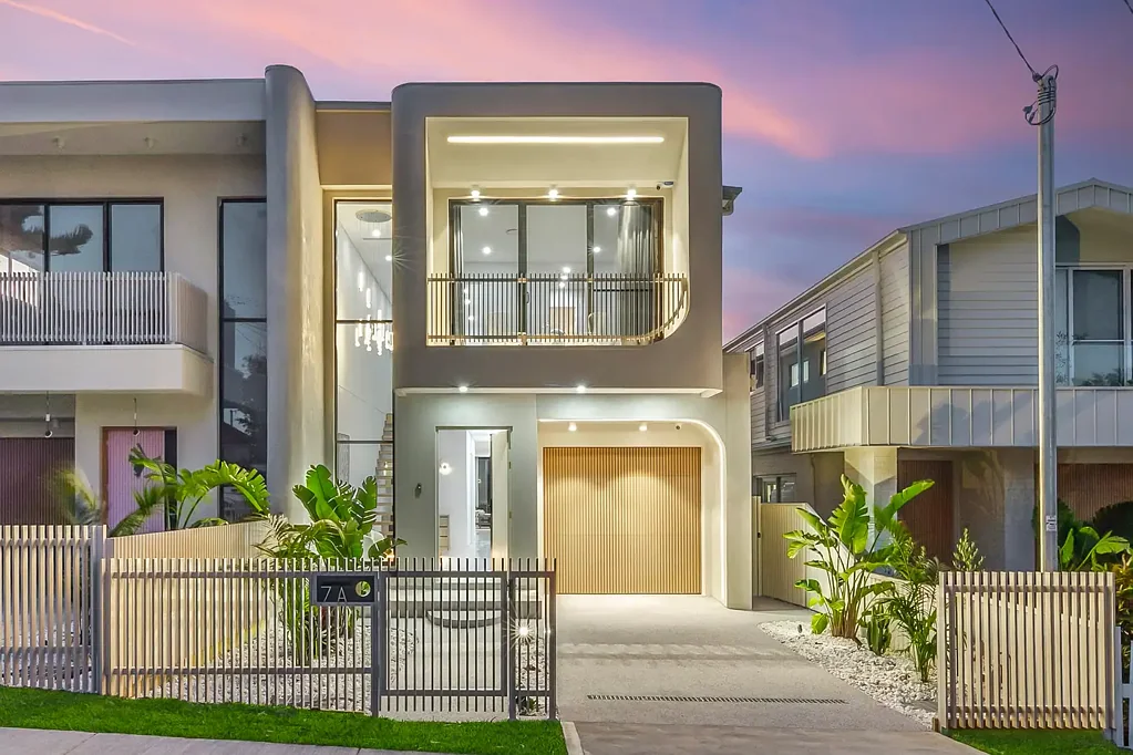 Caringbah 5房 现代建筑细节 Travertine纹理 威尼斯灰泥 宽敞开放式空间 Smeg电器 游泳池 户外厨房 步行学校商圈 Brand-New Designer Home Meets Family Functionality