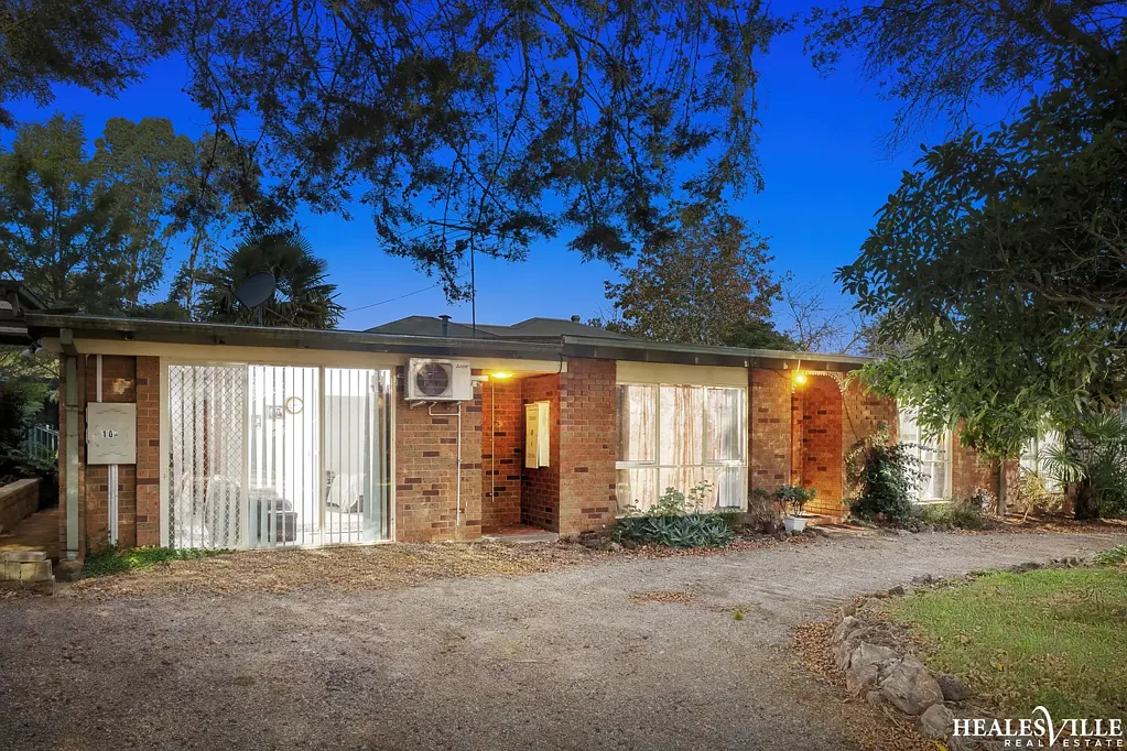 Healesville 4房 租金稳定双份 优越转角地 便捷交通生活 翻新潜力巨大 代际居住理想 686sqm阔绰空间 Flexible Living or Strong Income Options