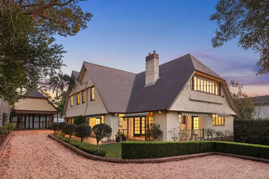 Strathfield 6બેડરૂમ Grand family residence on 1240sqm blue-chip parcel