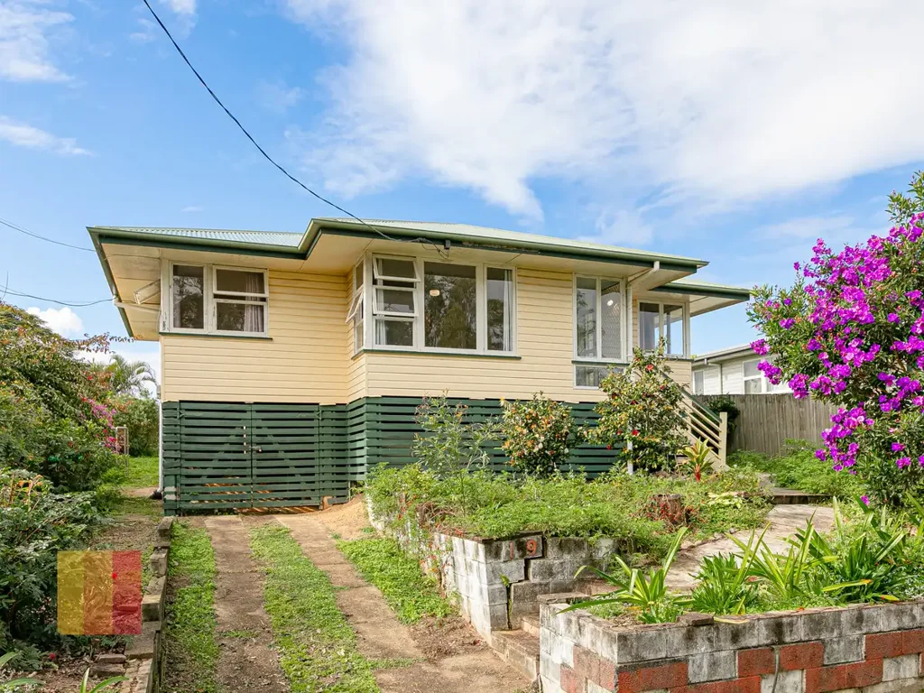SPACIOUS 3 BEDROOM HOME IN CENTRAL LOCATION !