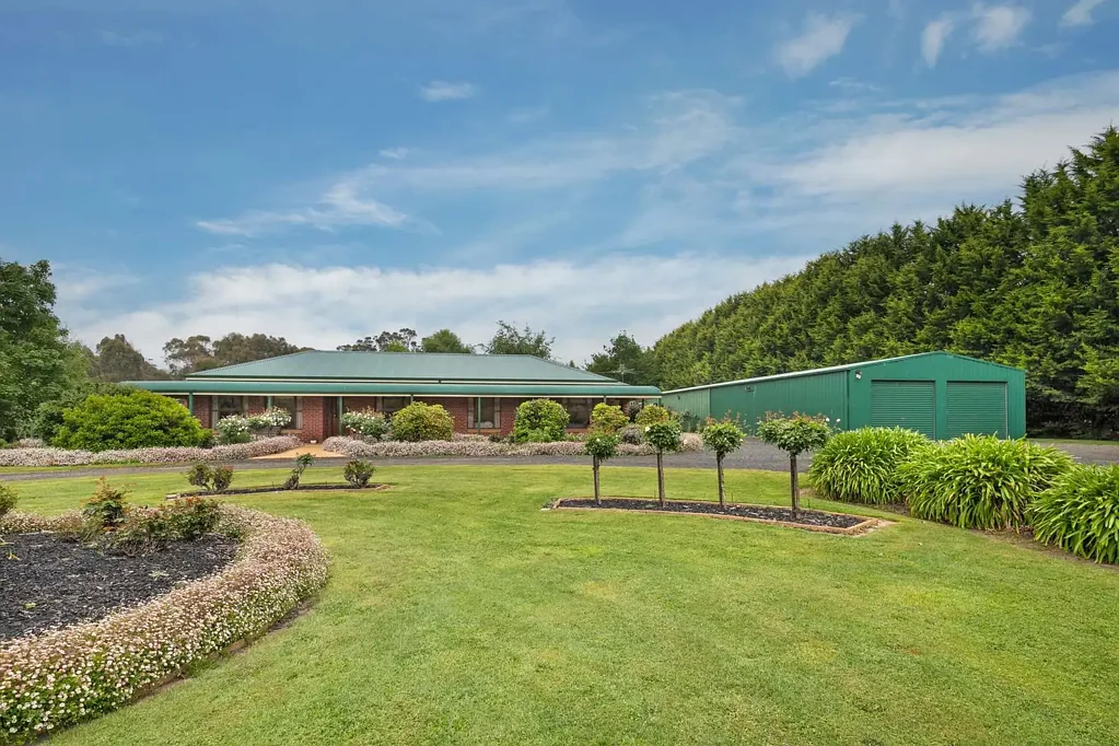 Gordon 4房  Space, Charm and Convenience on 2.5 Acres