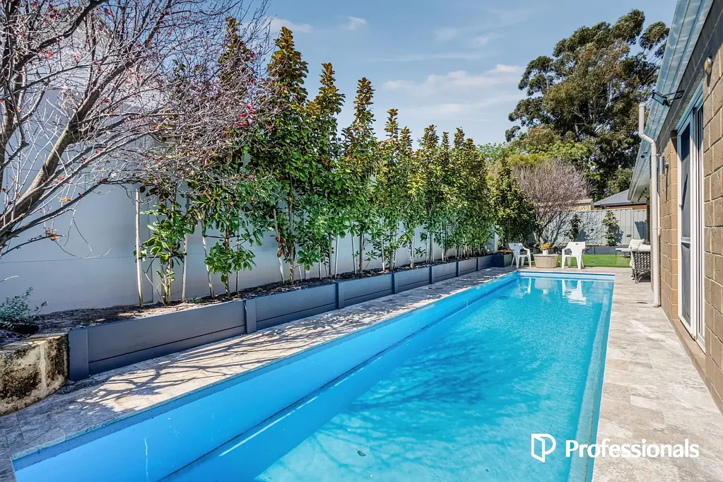 Bassendean 4침실 Where Privacy, Space & Poolside Living Come Together