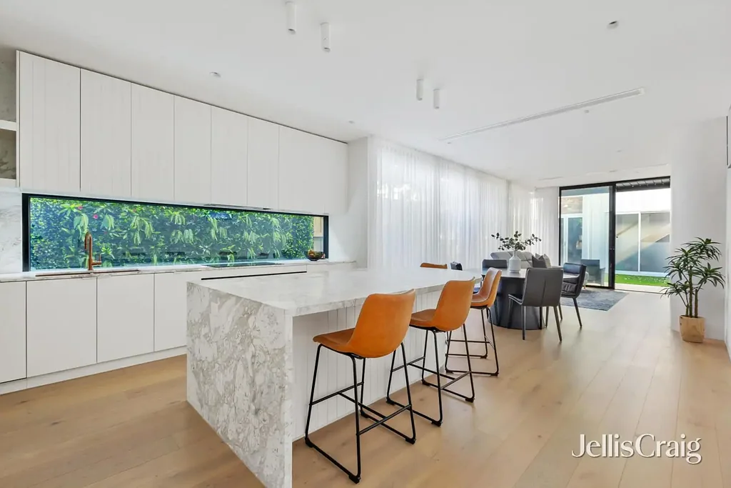 Newport 5房 外观引人注目 豪华现代住宅 学区房 采光充足 开放式厨房 户外休闲区 低维护景观 五卧室四浴室 安全车库 客房套房 楼上客厅 多功能空间 卓越品质 Unmistakable Signature Style