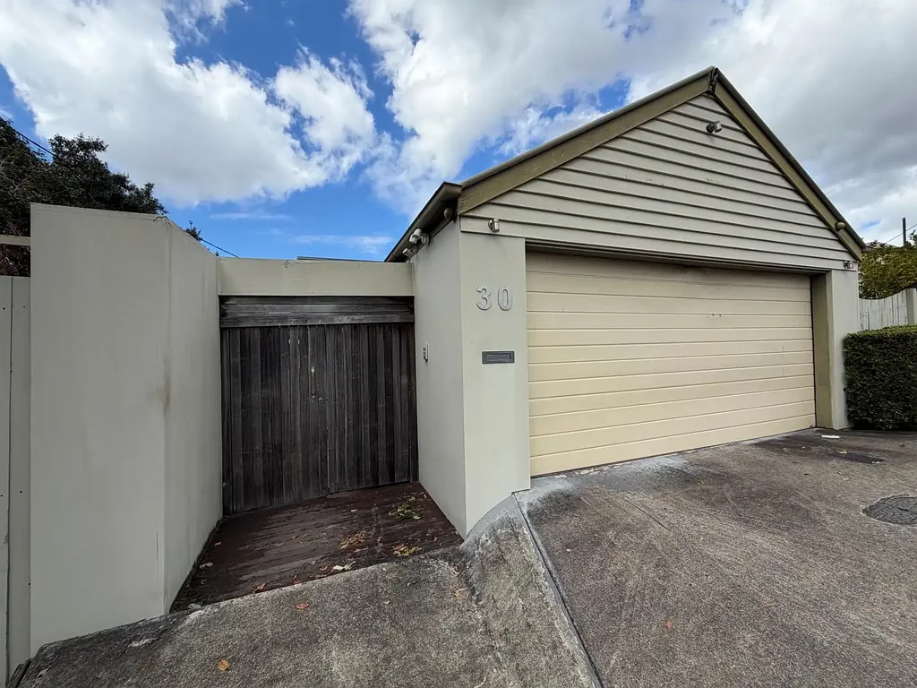 GREAT FAMILY/SHARE HOUSE