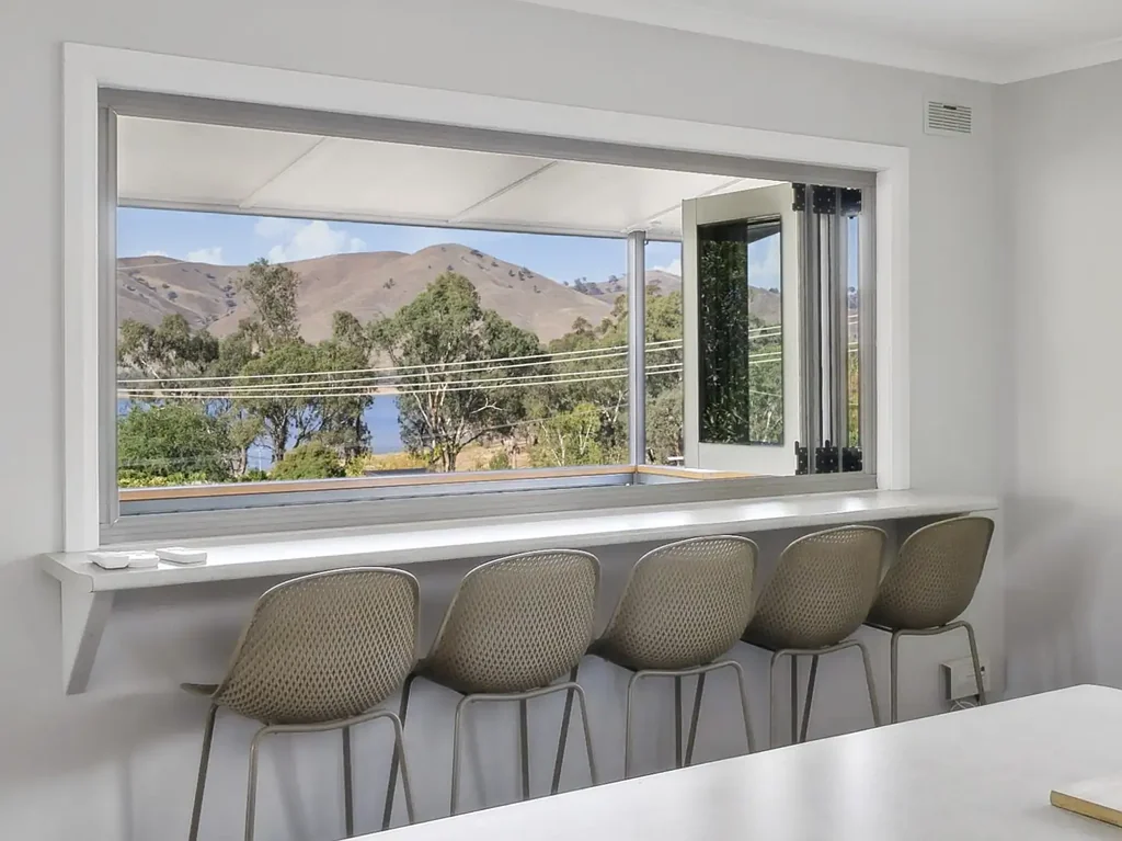 Bonnie Doon 5房  5 bedrooms plus a big boat shed, lined studio and lake views!