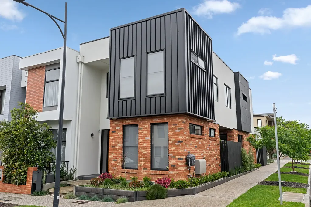 Lightsview 3Zimmer Unbeatable Designer Dual Level Townhouse in Elevated Lightsview!