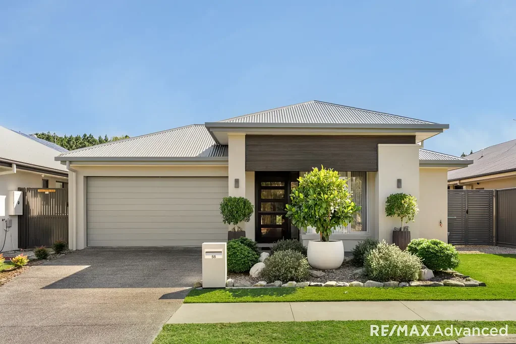 Banksia Beach 4 Bedroom Stylish Family Living on the Golf Course