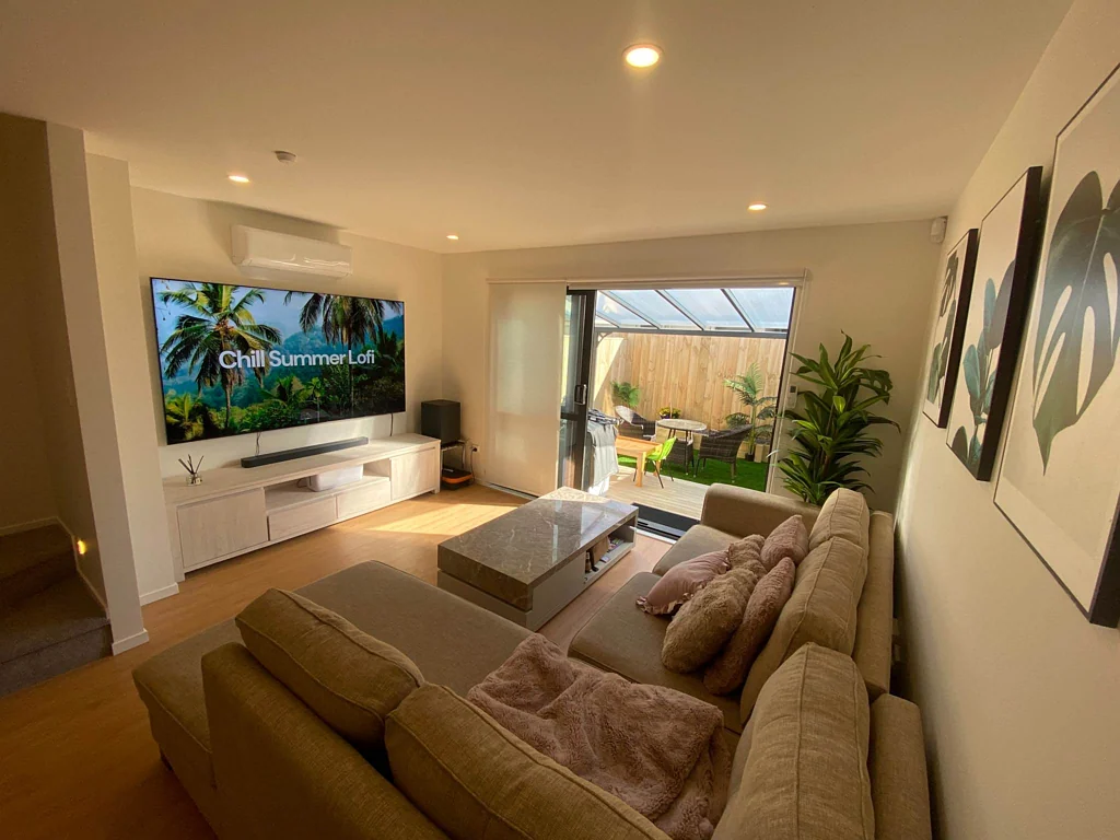 Modern Fully Furnished 2-Bedroom Townhouse wit...