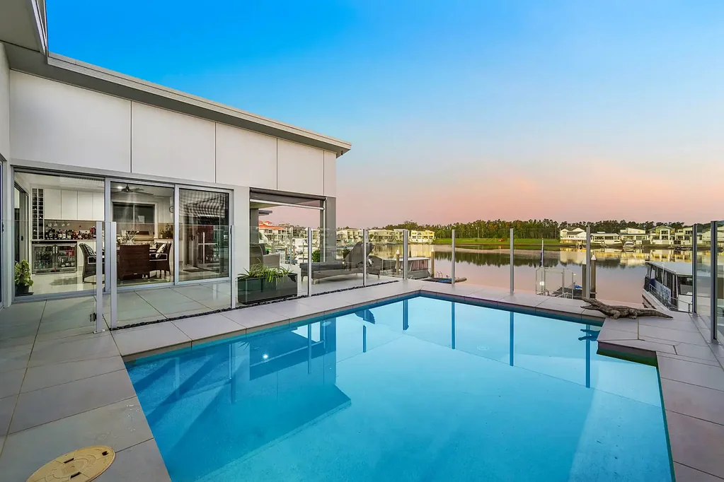 Port Macquarie 4房  Stunning Deep Waterfront Retreat for Entertaining & Leisure
