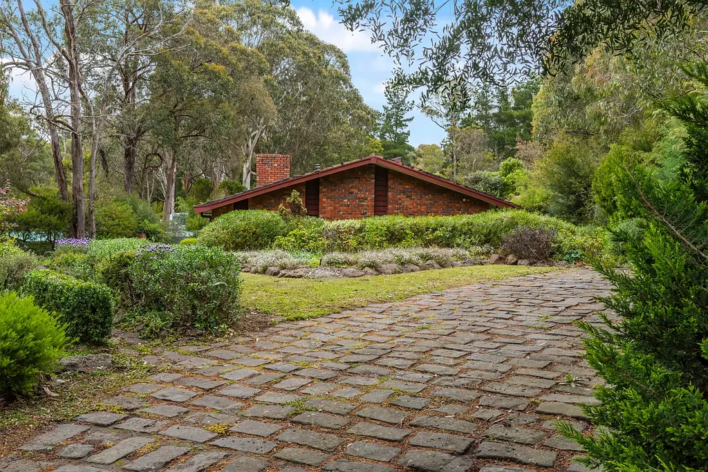 Spacious Family Home with Country Charm and Dual Access – Macedon