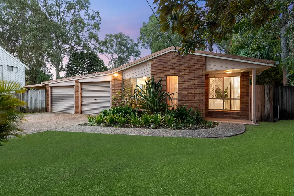 Deception Bay 3房 Deception湾家庭优选 3卧2卫带储物 双车库 低维护花园 私密街区 Unbeatable Bayside Living with Outstanding Potential