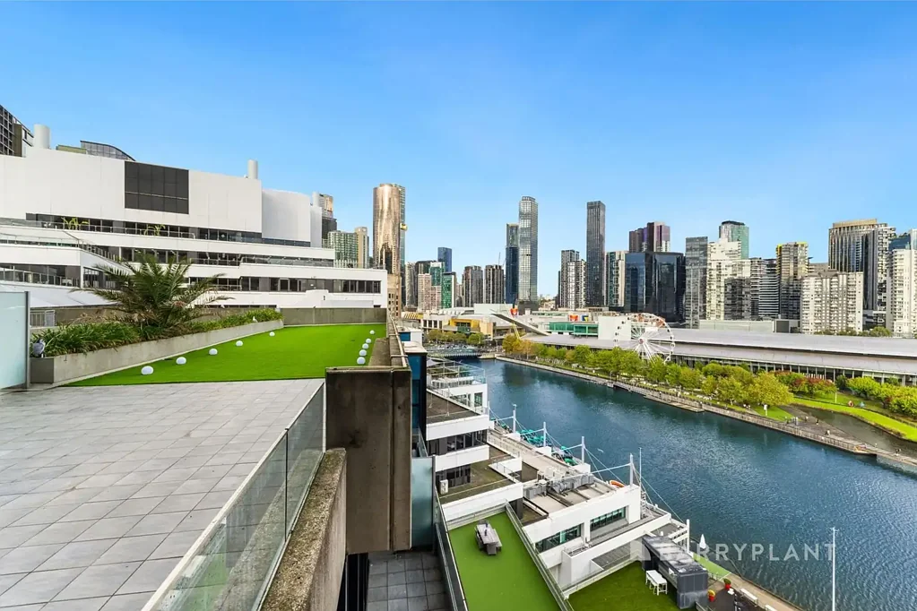 Docklands 2 Slaapkamer ** Sale By Set Date - Thursday 23rd July @ 6pm (if not sold prior!) **

Expansive Waterfront Living with a 181sqm (approx.) Rare Entertainer's Terrace