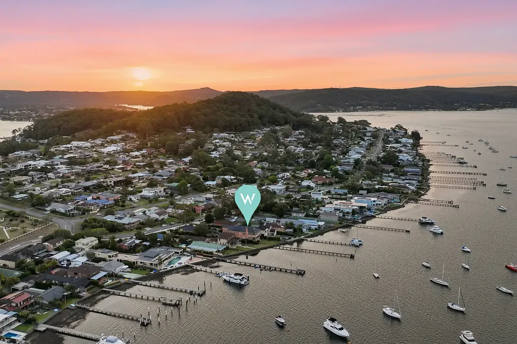 Saratoga 3 Slaapkamer Waterfront Living with Sweeping Views & Deep Water Jetty