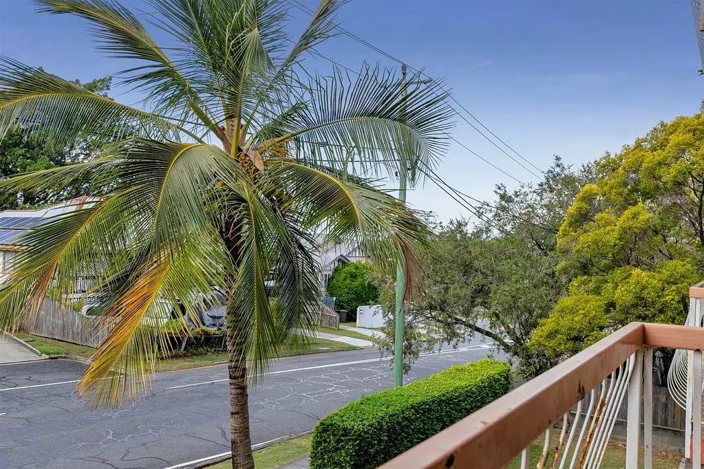 Nundah 2房 Nundah高区公寓 新木地板 开放式设计 东北向阳台 两卧带套间 低物业费 便利交通 Spacious North-Facing Apartment in the Heart of Nundah, 2 Bed, 2 Bath, Super Sized Garage