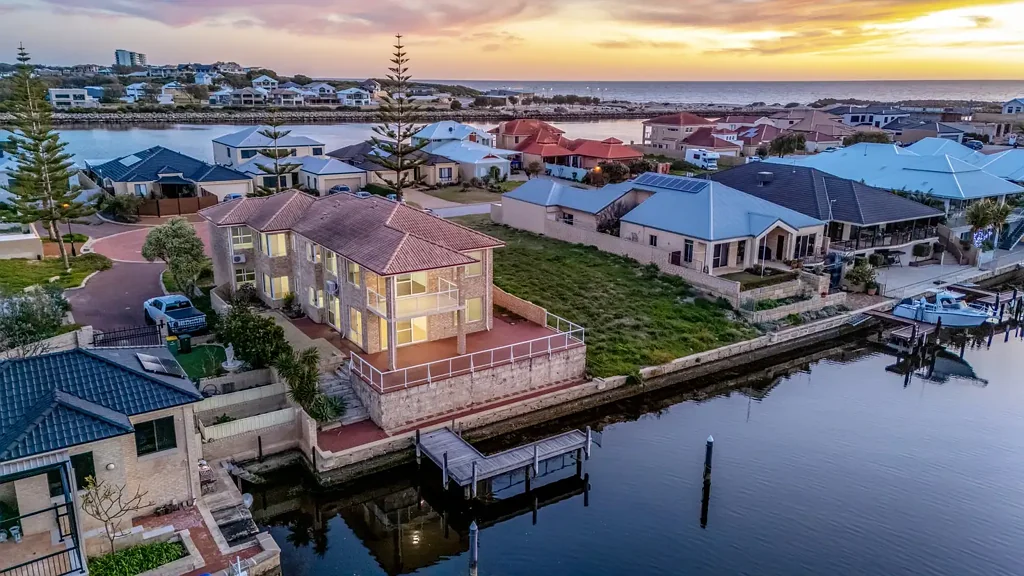 Wannanup 8房  Dual Key Canal Home, Endless Potential on the Water