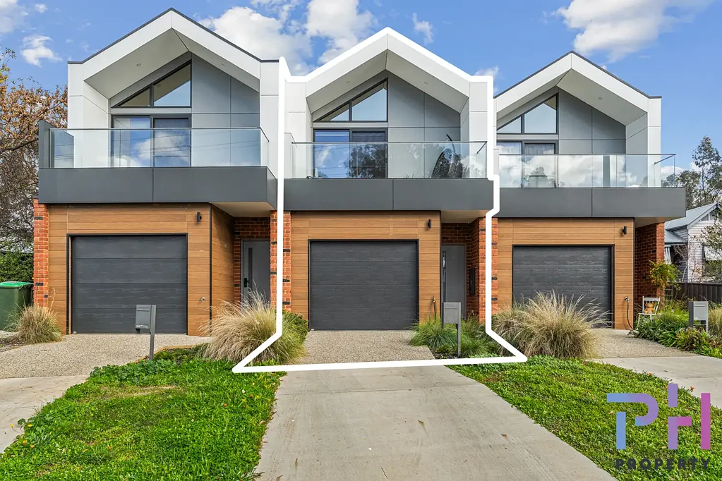 Golden Square 2房  RARE INVESTMENT OPPORTUNITY – THREE NEAR-NEW TOWNHOUSES WITH SECURE TENANCIES!