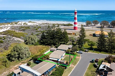 West End 3कमरा Freshly Updated Coastal Entry in Iconic Point Moore Pocket