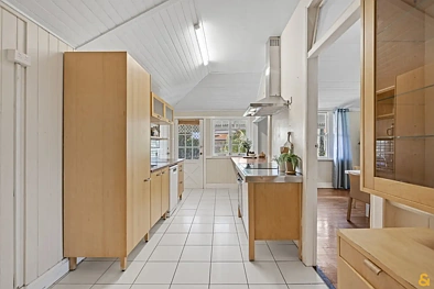349 Upper Esplanade, Manly, QLD 4179, 4 rūma, 3 rūma horoi, House