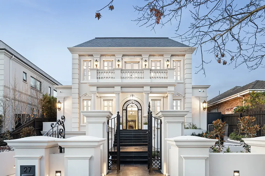 Balwyn North 5房 庄严高大，进口豪华品味、欧洲橡木地板、大理石选择、带吊灯圆形楼梯、四个生活区、镜面健身房、背光大理石餐厅、Miele厨房、主卧阳台城市景观、电梯、四车位车库。 Palatial perfection and brand-new luxury