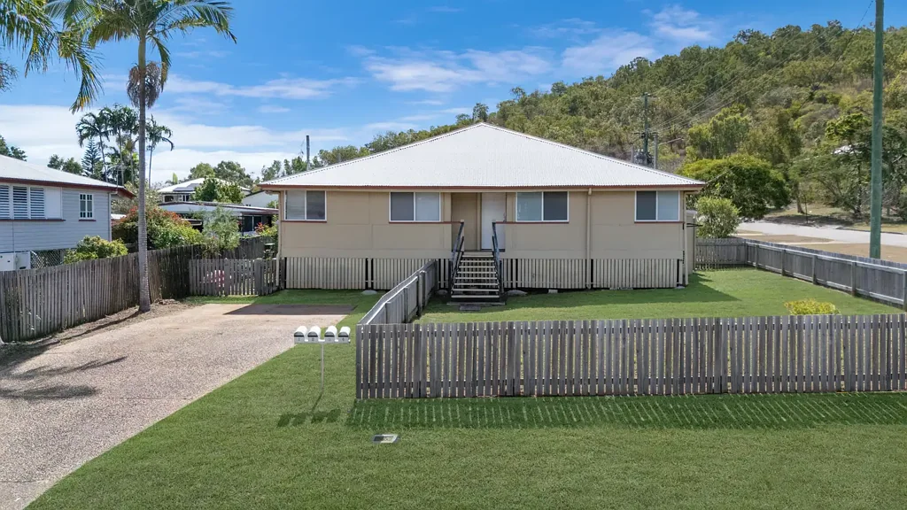 West End 4 Slaapkamer Calling all savvy Investors -  Four units on one title - returning $1240 per week.