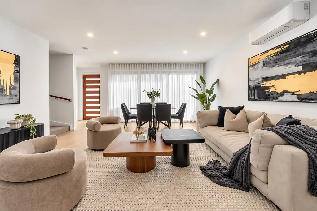 Frankston 3Zimmer The Brief: Modern Living, Impressive Space & Prime Frankston Convenience (1 year young/ few living areas)