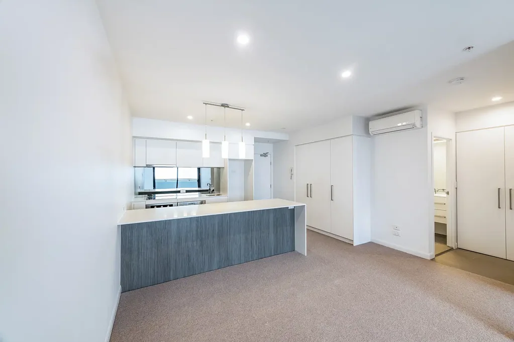 Modern Apartment Living in Coorparoo Square - 6 MONTHS ONLY