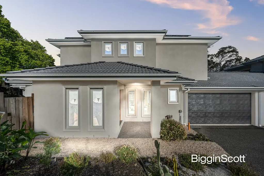 Glen Waverley 4房 优质双层设计，位于 GWSC 学区！ PREMIUM DUAL-LEVEL DESIGN IN THE GWSC SCHOOL ZONE!