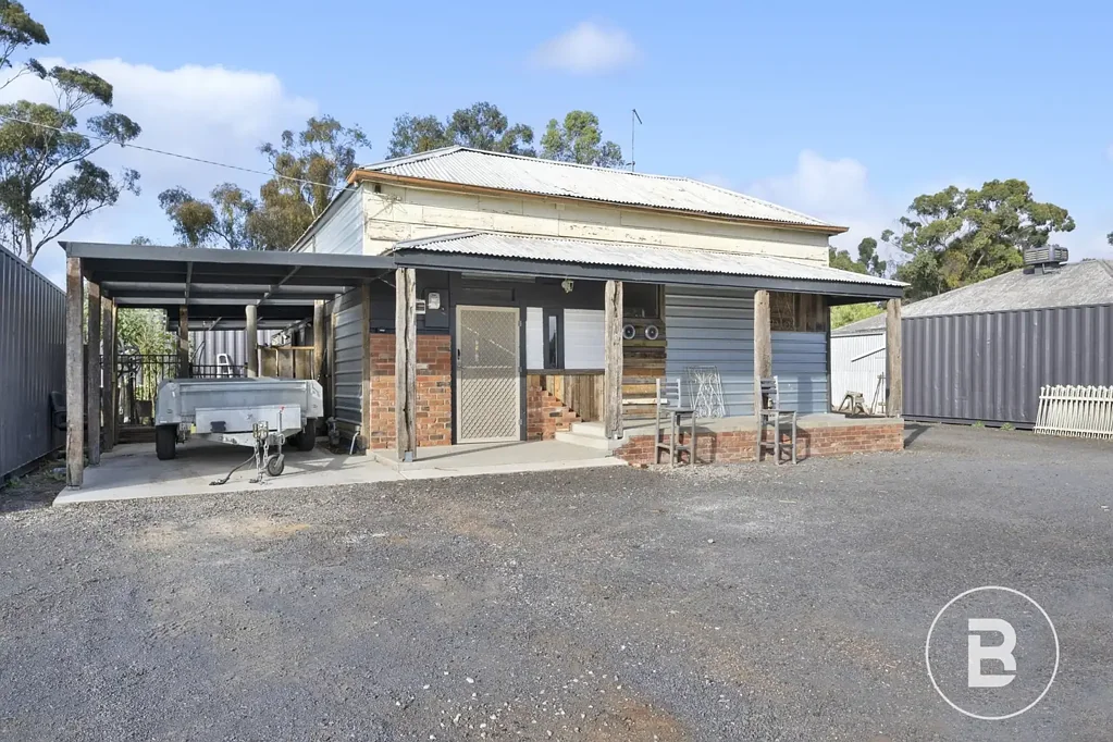 Maryborough 7 Bedroom PRIME INVESTMENT OPPORTUNITY – TWO SEPARATE DWELLINGS ON INDUSTRIAL - ZONED TITLES - ONE CURRENTLY RESIDENTIALLY TENANTED.