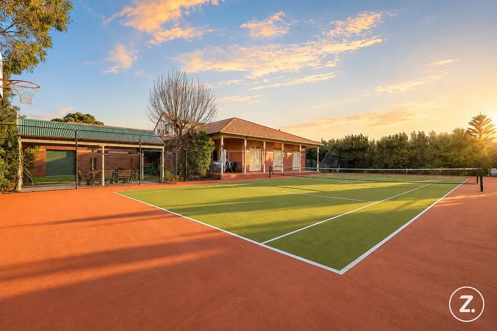Greenvale 4Zimmer A Prestigious Family Estate with a Full-Size Tennis Court on 1,486sqm (Approx.)