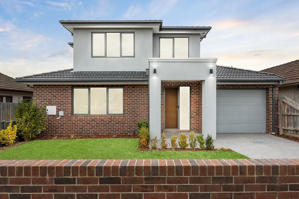 Huntingdale 4房 独立门面 私人车道 四卧四卫 现代厨房 主卧套间 开放布局 步行车站 商场近邻 高速便捷 Modern Sophistication with Street Frontage & Walk-to-Everything Convenience