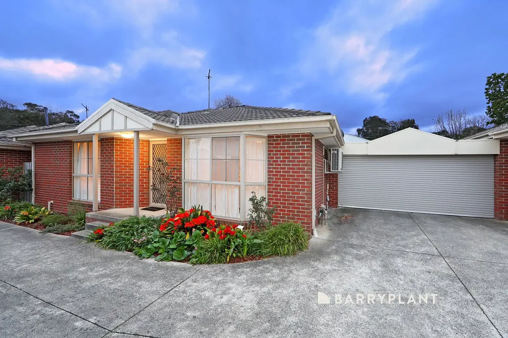 Ferntree Gully 3房 Ferntree Gully中心位置 步行便利设施 开放式生活区 燃气供暖 主卧套间 阳光庭院 双车库 Spacious, Stylish & Superbly Located