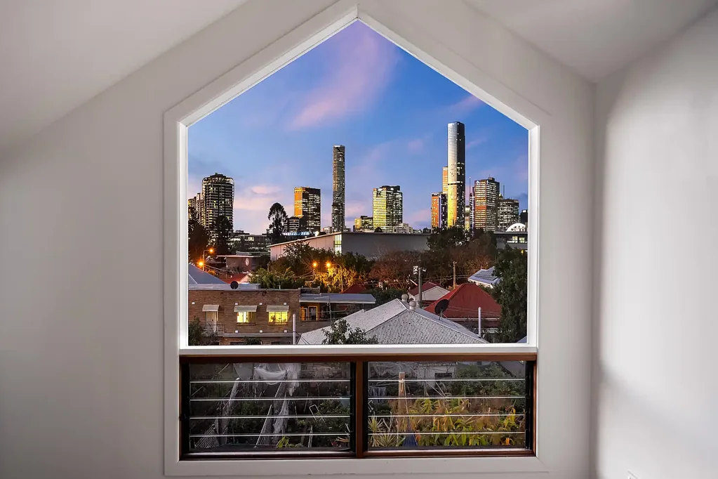 10 Westbourne Street, Highgate Hill, QLD 4101