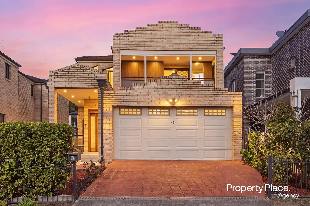 Padstow 5房 Padstow 黄金地段的卓越家庭生活 Exceptional Family Living in Prime Padstow Locale