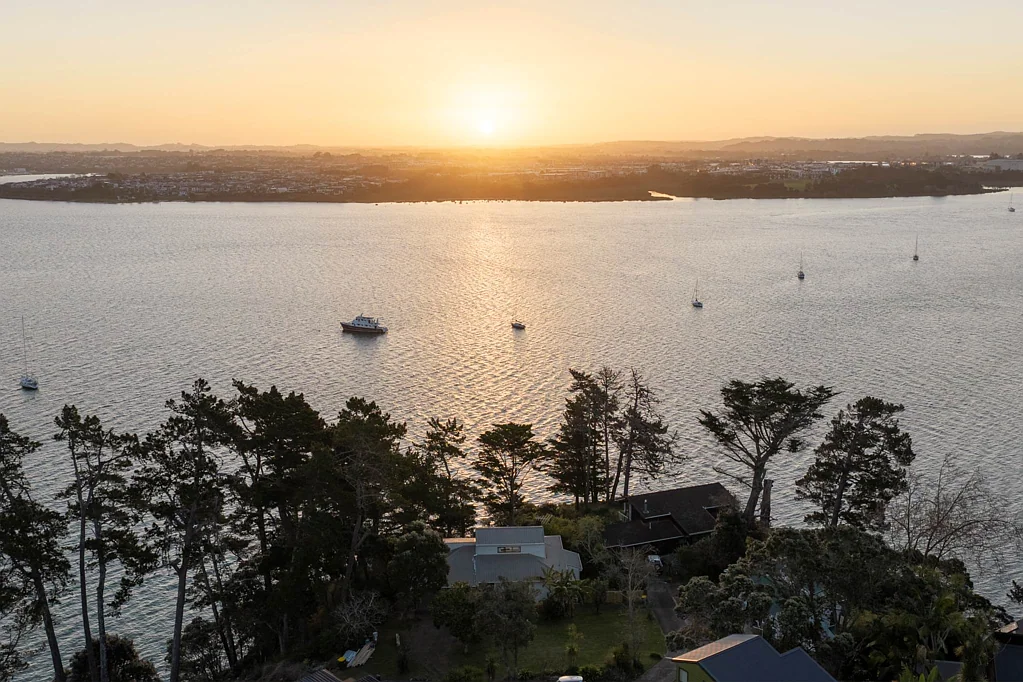 Beach Haven 4 Slaapkamer Stunning Waterfront Living with 180-Degree Views!