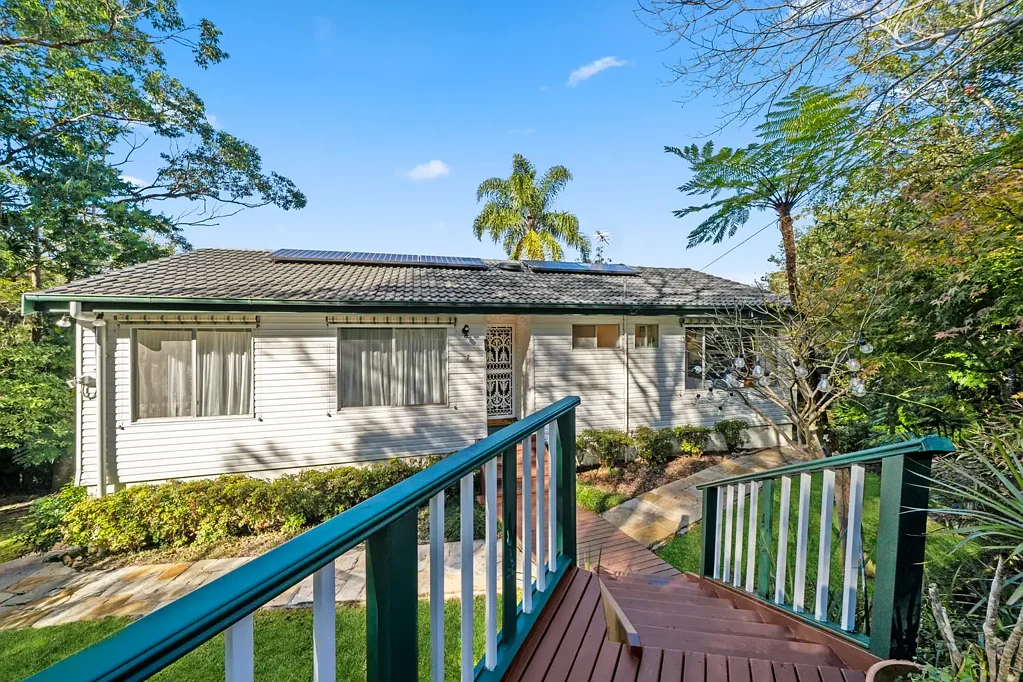 Mount Kuring-Gai 4房 私密丛林景观 1113sqm阔地 环绕露台可伸缩遮阳篷 开放式阳光厨房 独立工作室 太阳能节能 步行至学校与便利 Peaceful Bush Retreat with Studio – Walk to Everything!