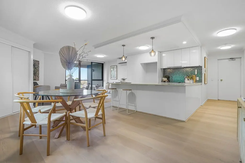 Southport 2 Bedroom Views, Breezes & Broadwater Living