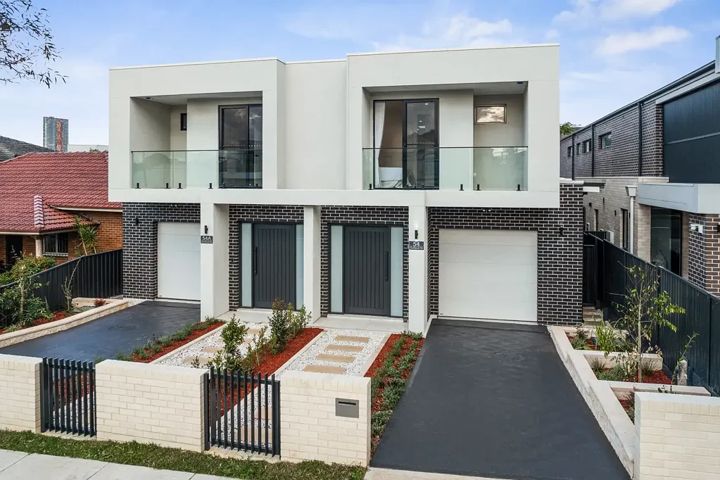 Lidcombe 5房 全新设计师双拼别墅，位于备受追捧的地址 Brand new designer duplex in a coveted address