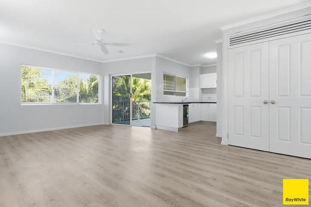 TOP FLOOR -  CLOSE TO THE BEACH