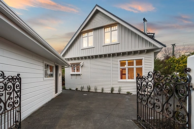 Sumner 3房  Beautifully Restored Character, One Block to Beach