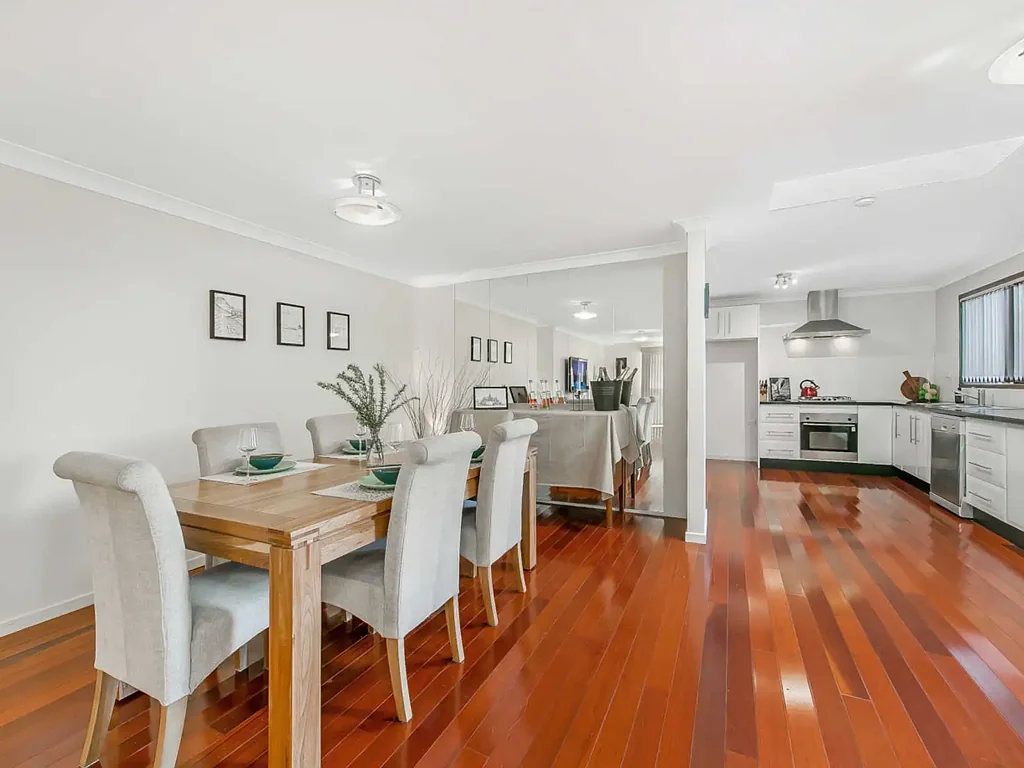 Kings Park 4chambre Contemporary Tri -Level Design