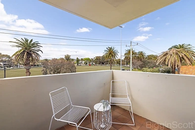 St Kilda 2房 海滨瑰宝 地理优越 紧邻公园 宽敞空间 地下车位 安全舒适 OPPOSITE THE PARK