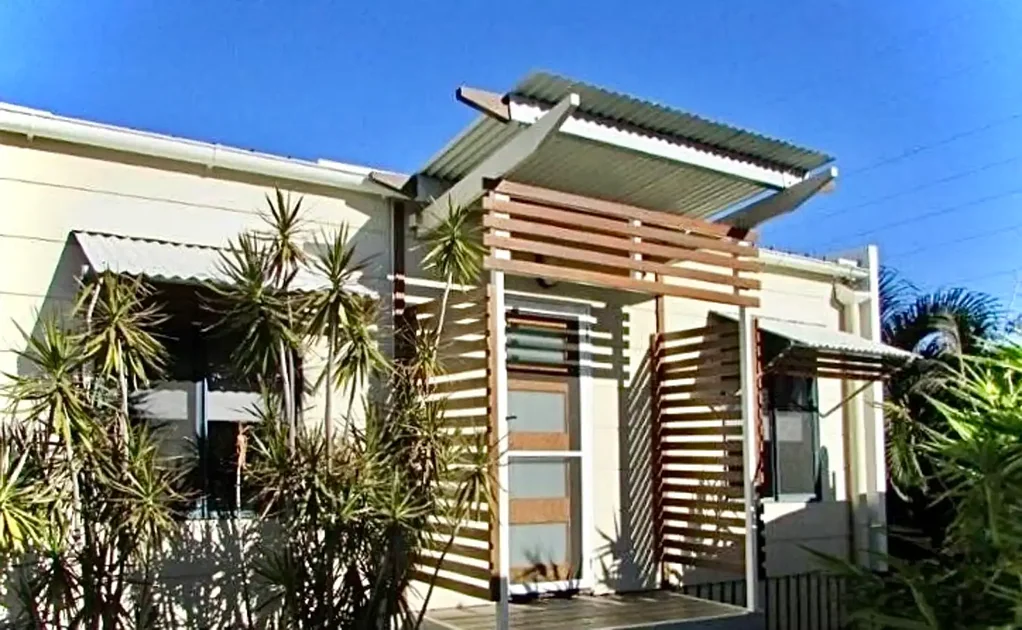 EXECUTIVE FREESTANDING UNIT WITH 2 x ENSUITED BEDROOMS! LARGE OUTDOOR DECK WITH FENCED YARD!