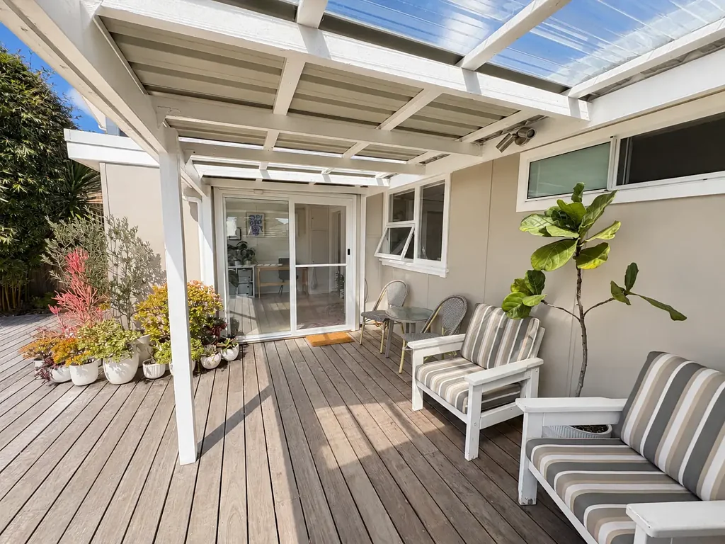 Coastal living a stones throw from Racecourse Beach