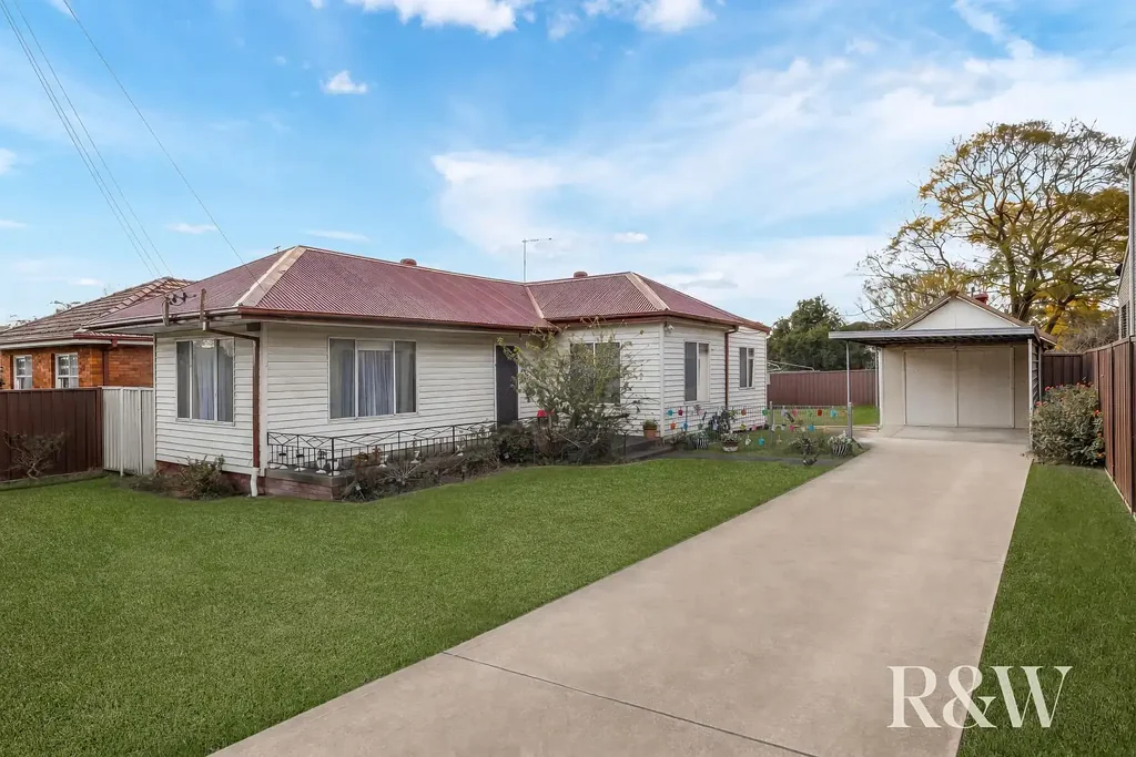 Mount Druitt 3 Bedroom Walk to Mt Druitt Train Station & Westfield Mt Druitt on 594.4m2 & 17.8 Metre Frontage!