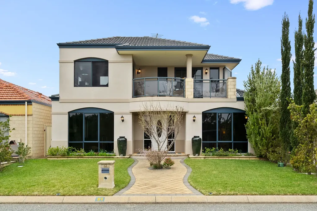 Dudley Park 3房  A statement home in a standout estuary-side position.