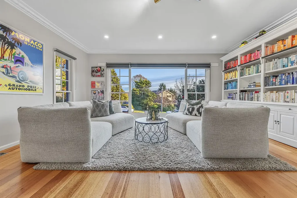 Mount Waverley 5房 高地家庭住宅，尽享高尔夫球场与城市景观 Elevated Family Living with Golf Course & City Views