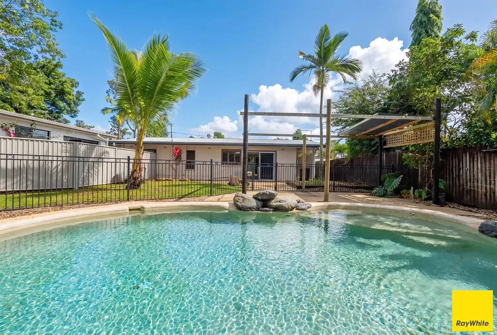 UNFURNISHED RENOVATED HOME IN HOLLOWAYS BEACH!