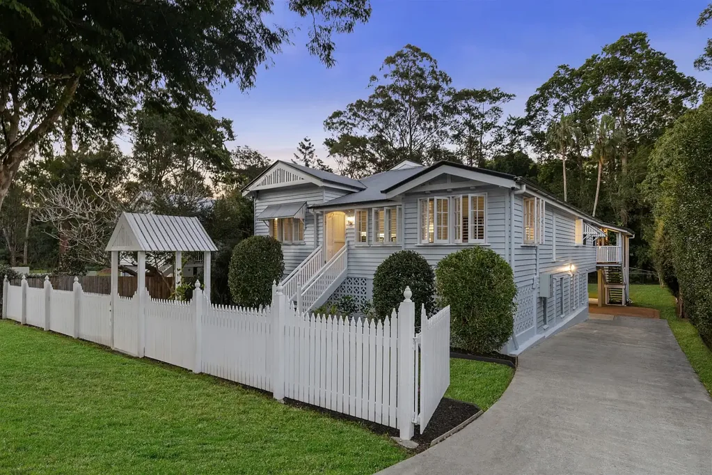 Ashgrove 5 Slaapkamer Grand Family Home sitting on over a Quarter of an Acre in Ashgrove