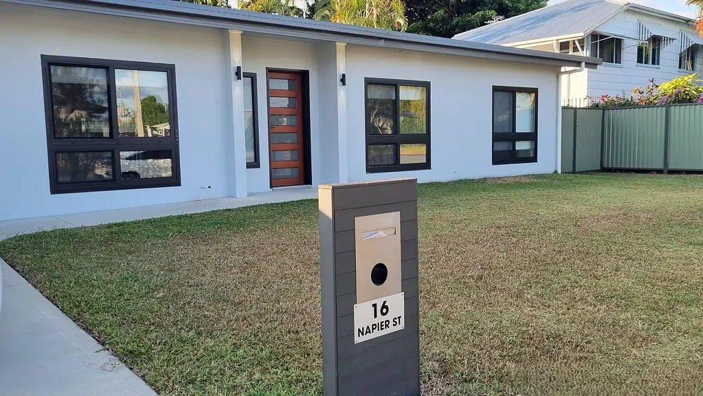 MODERN DUPLEX IN TRINITY PARK