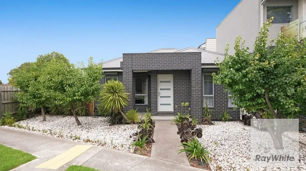 Stunning Unit, Convenient Location!